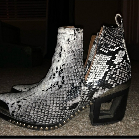 Jeffrey Campbell snake print - Picture 2 of 6